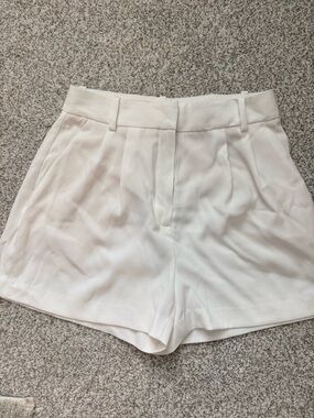 Aritzia Babaton White High-Waist Pleated Tailored Shorts